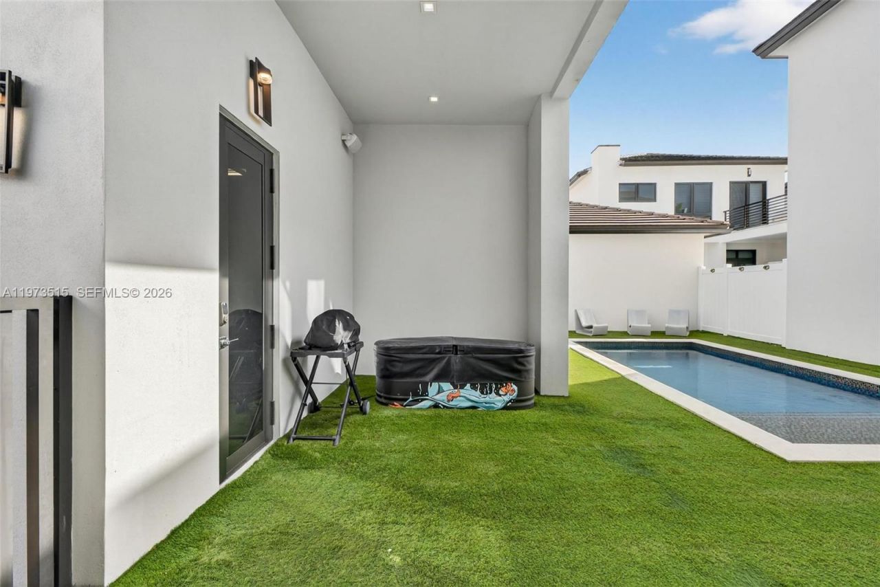 8126 NW 48th Ter, Doral, FL 33166 Photo