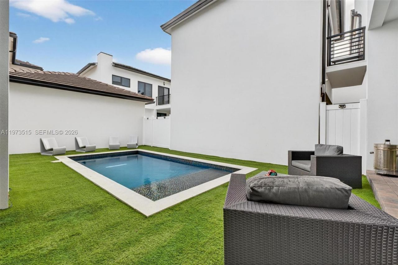 8126 NW 48th Ter, Doral, FL 33166 Photo