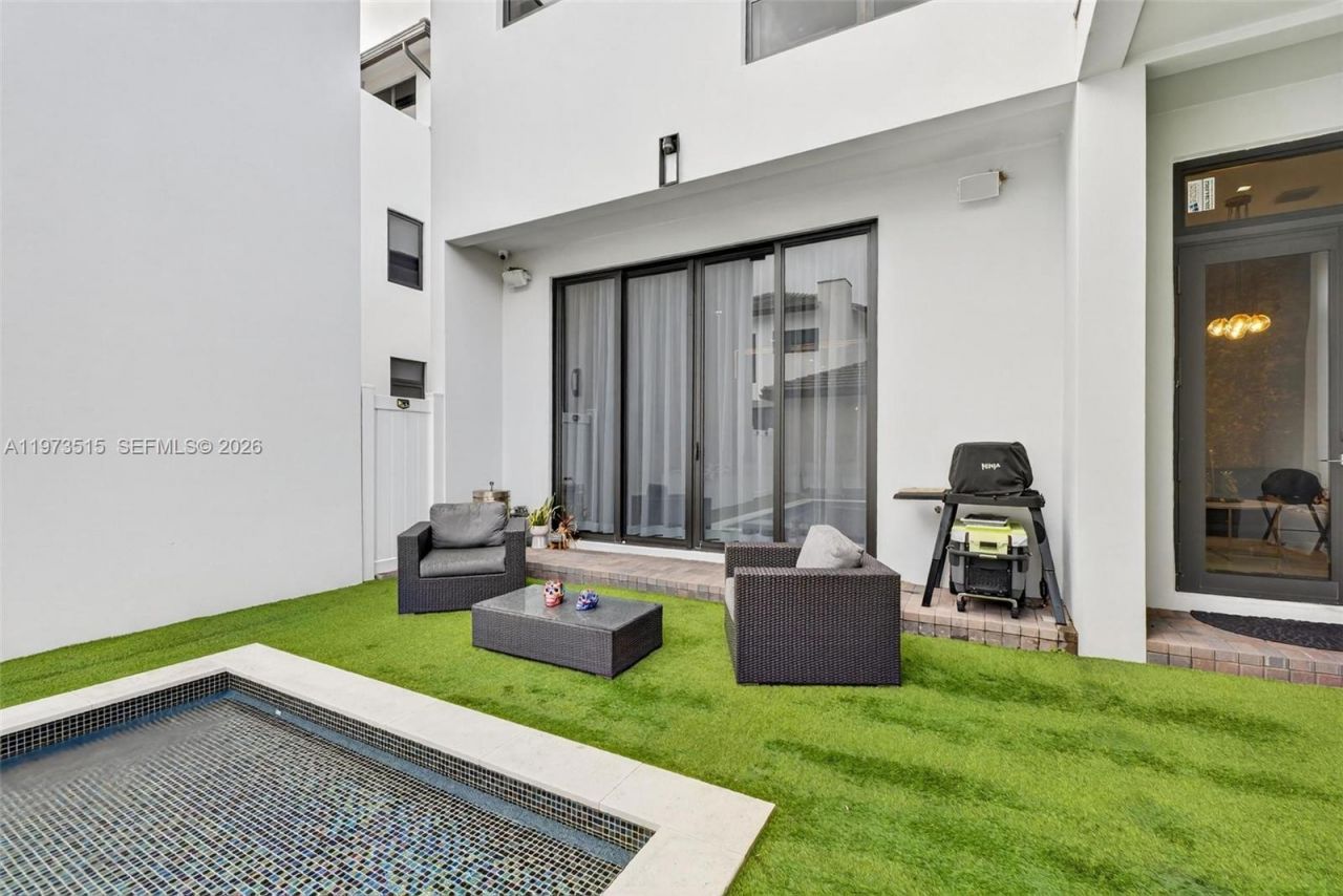 8126 NW 48th Ter, Doral, FL 33166 Photo