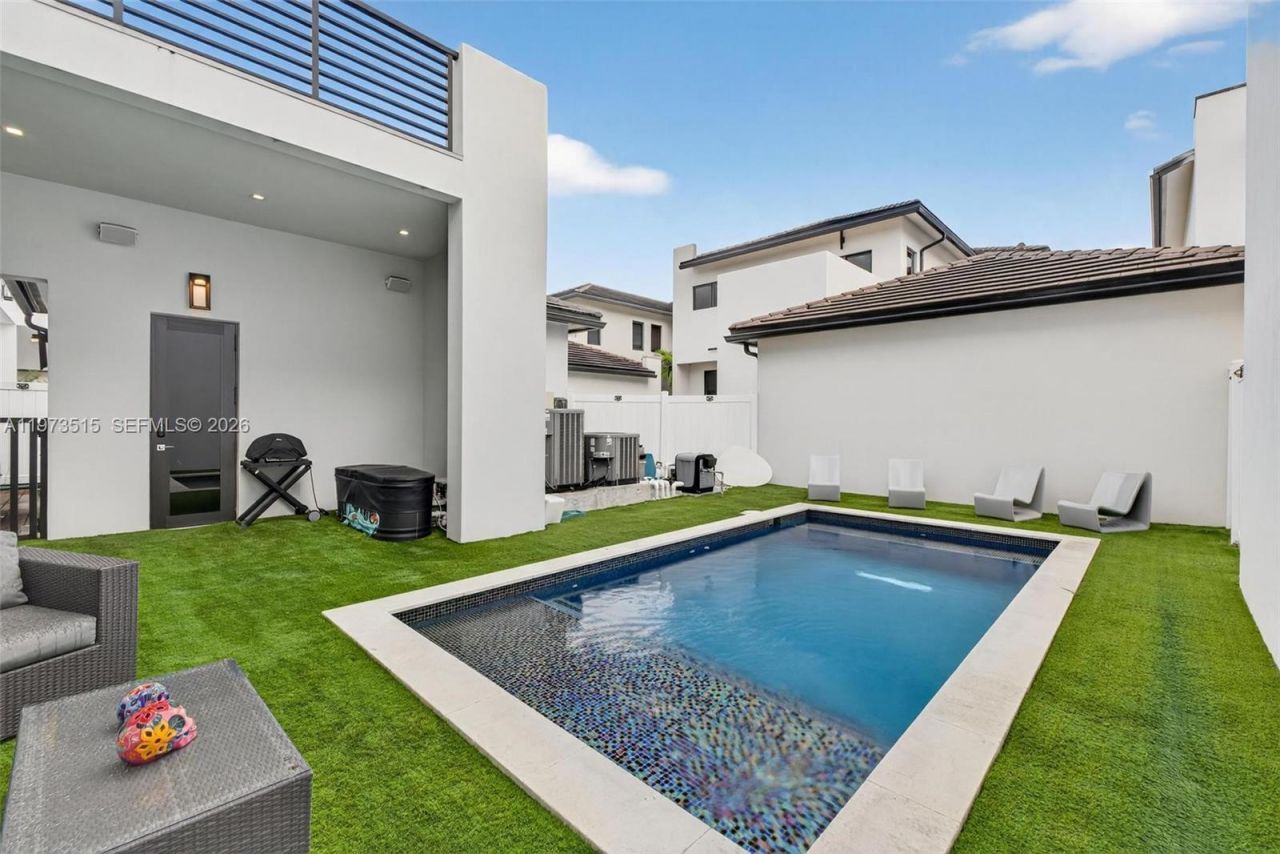 8126 NW 48th Ter, Doral, FL 33166 Photo