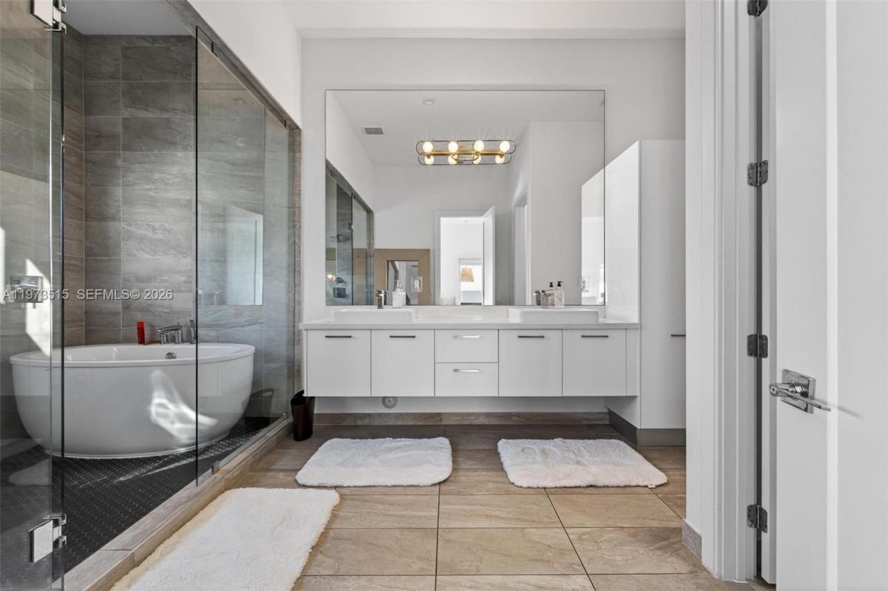 8126 NW 48th Ter, Doral, FL 33166 Photo