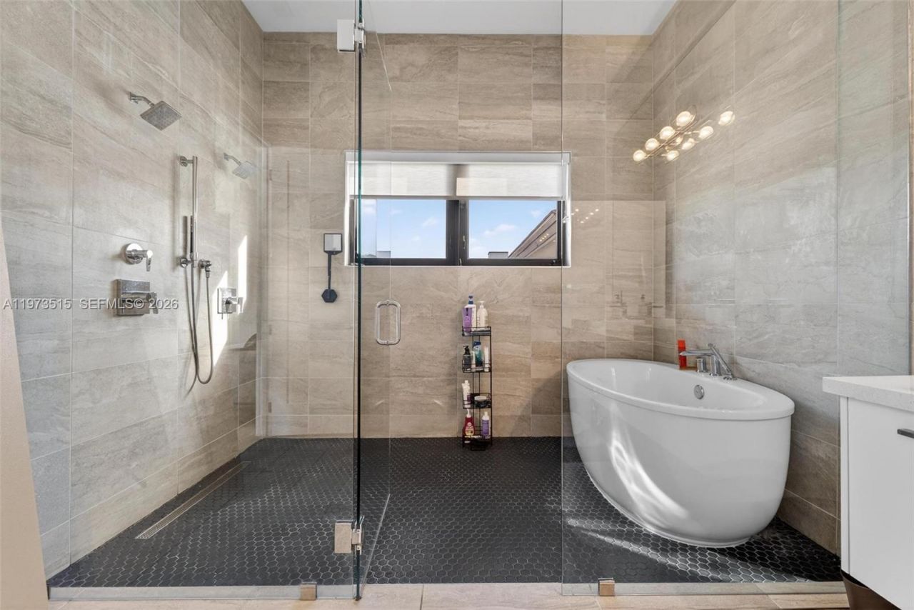 8126 NW 48th Ter, Doral, FL 33166 Photo