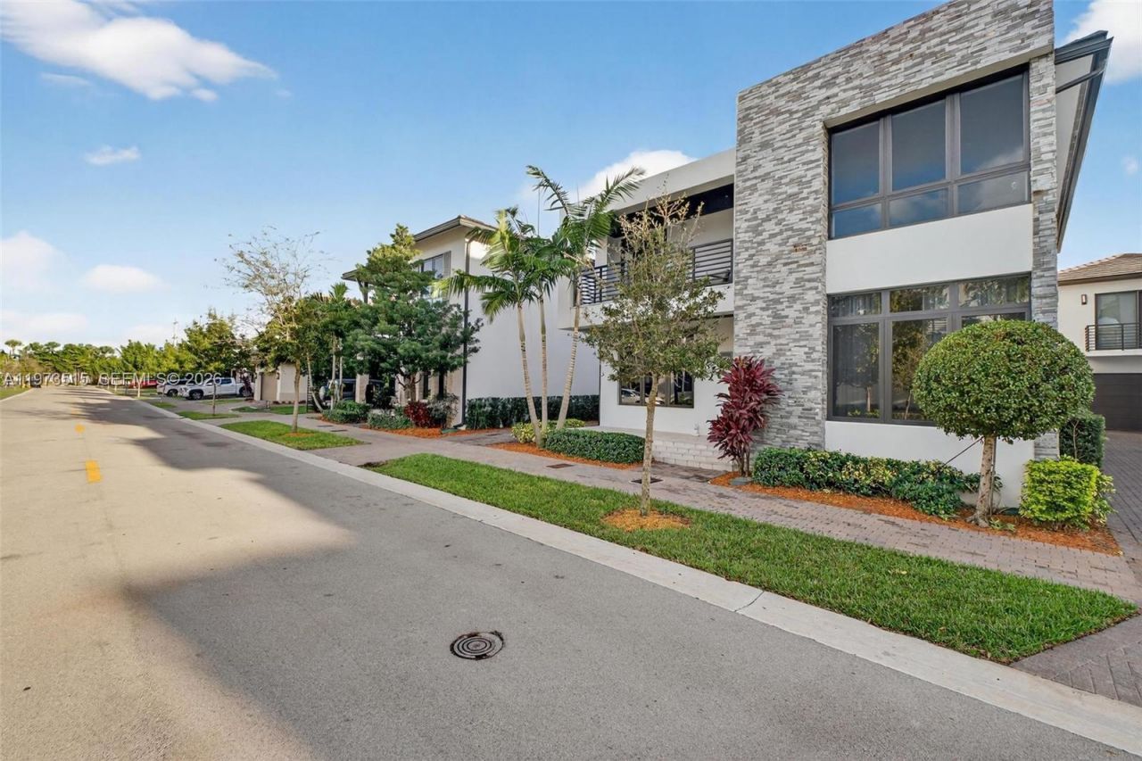 8126 NW 48th Ter, Doral, FL 33166 Photo