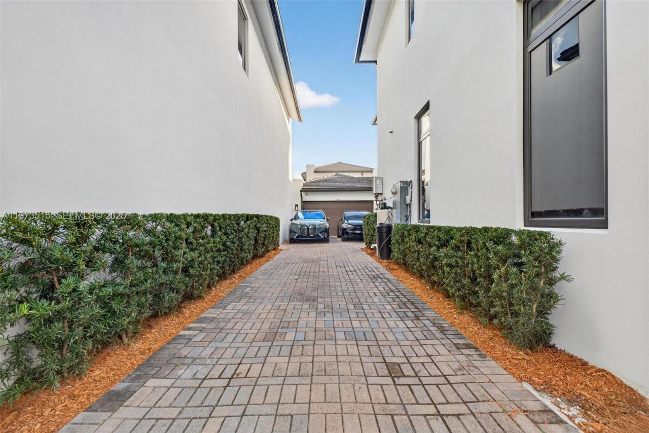 8126 NW 48th Ter, Doral, FL 33166 Photo