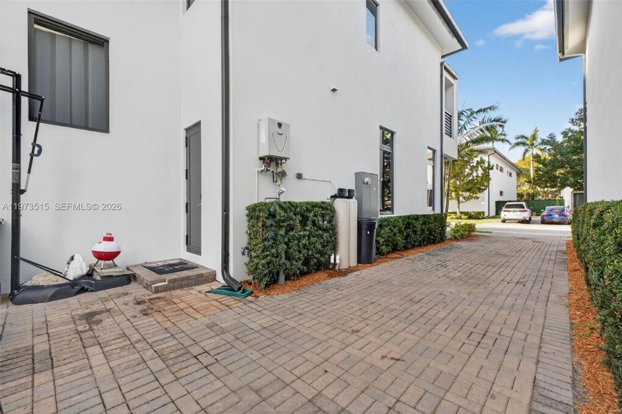 8126 NW 48th Ter, Doral, FL 33166 Photo