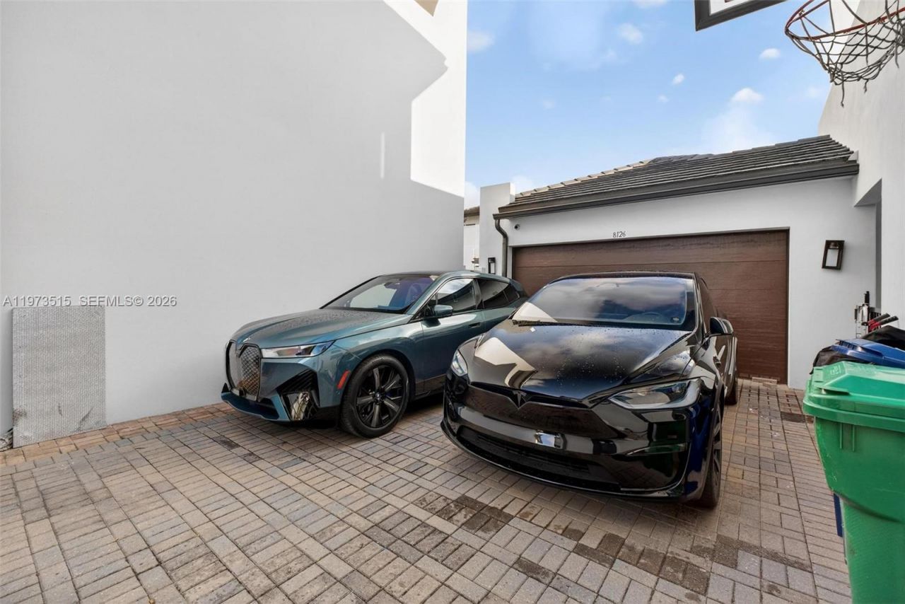 8126 NW 48th Ter, Doral, FL 33166 Photo