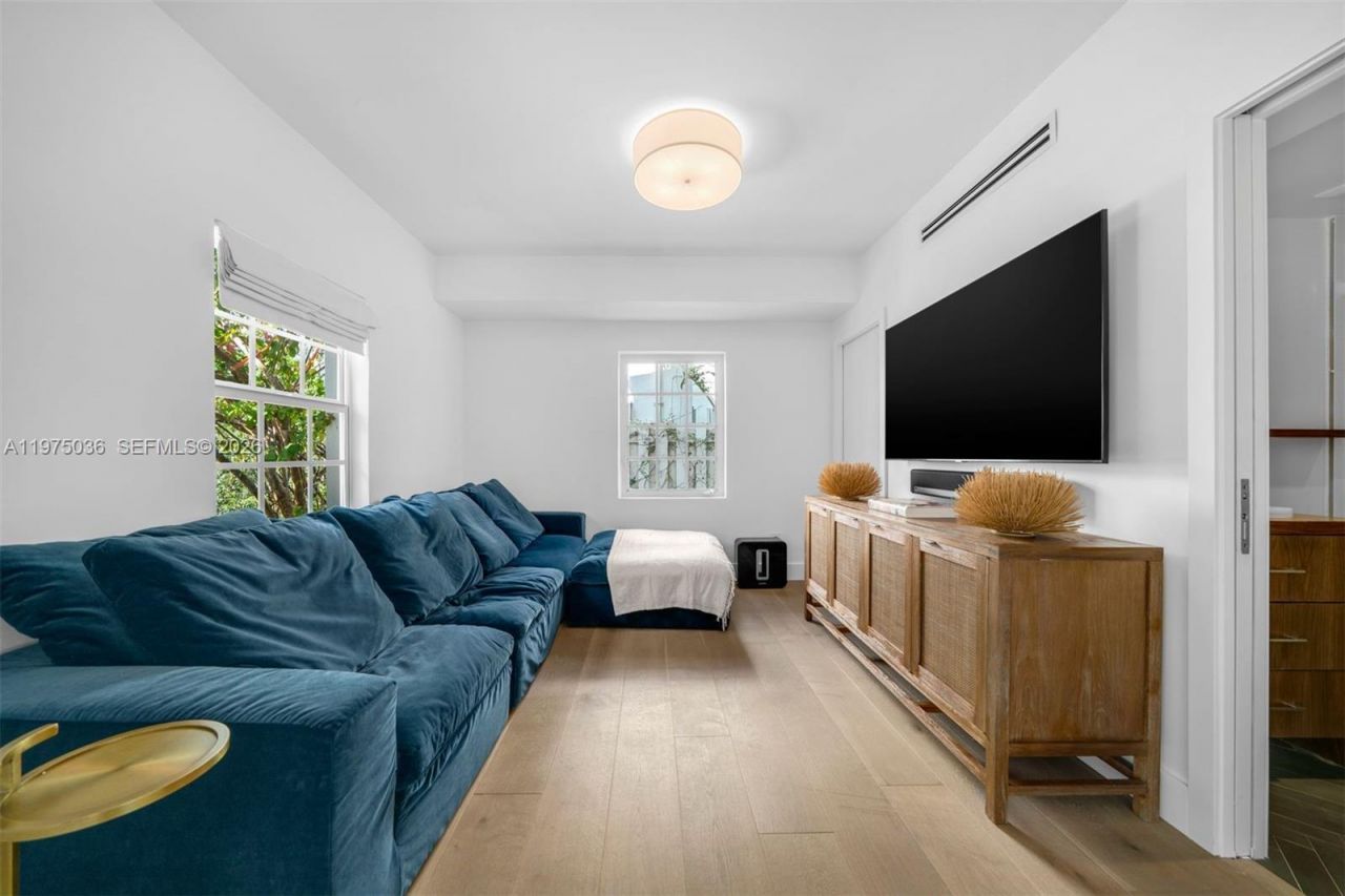 939 W 47th Ct, Miami Beach, FL 33140 Photo