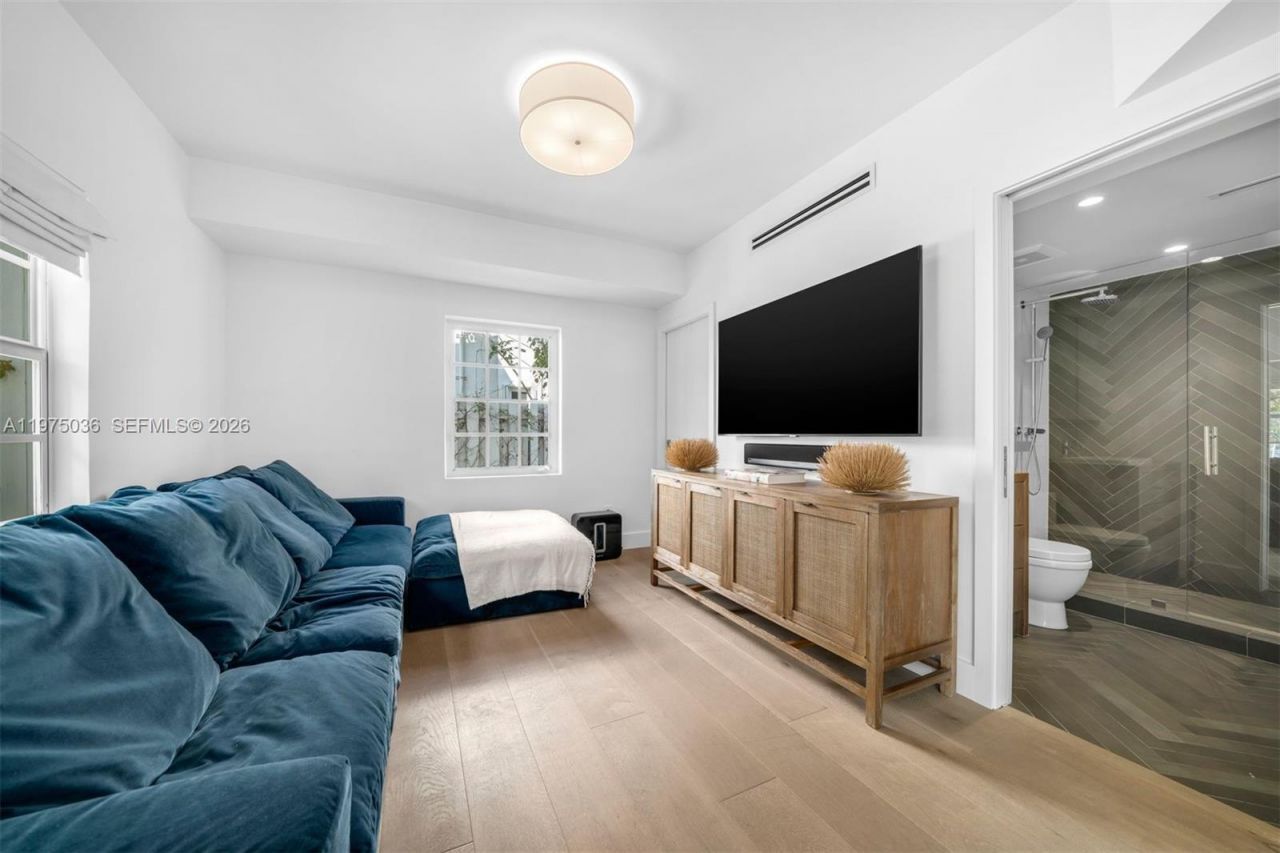 939 W 47th Ct, Miami Beach, FL 33140 Photo