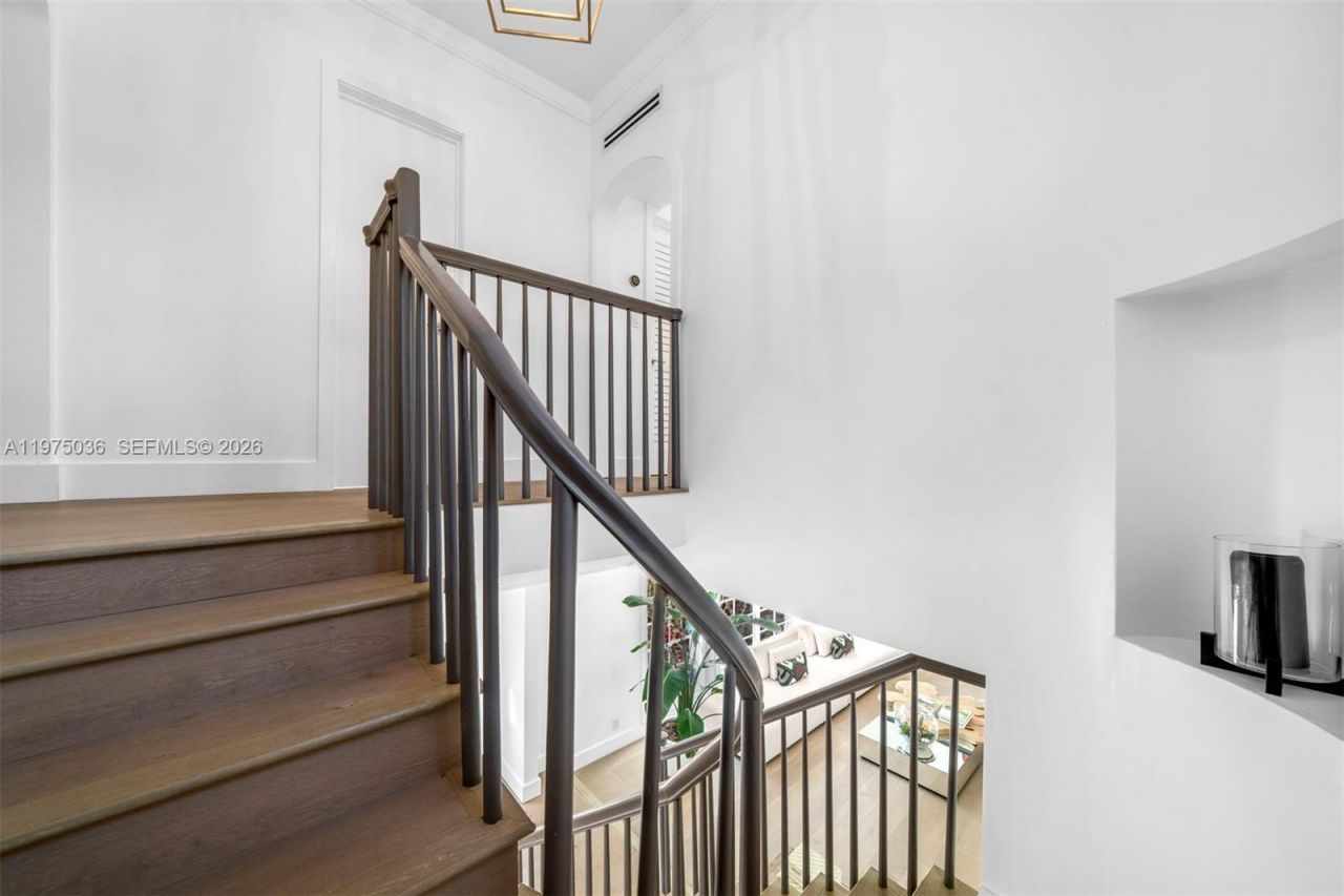 939 W 47th Ct, Miami Beach, FL 33140 Photo