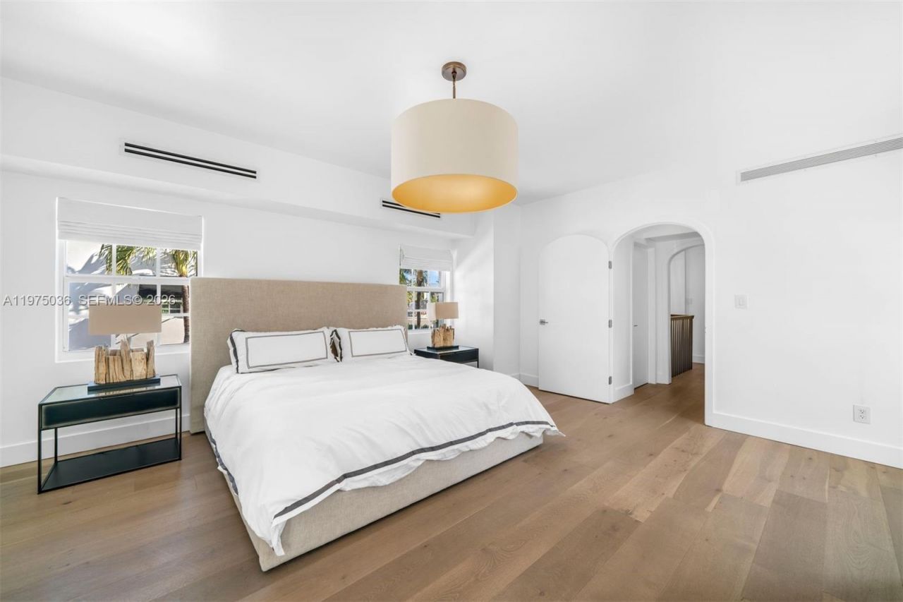 939 W 47th Ct, Miami Beach, FL 33140 Photo