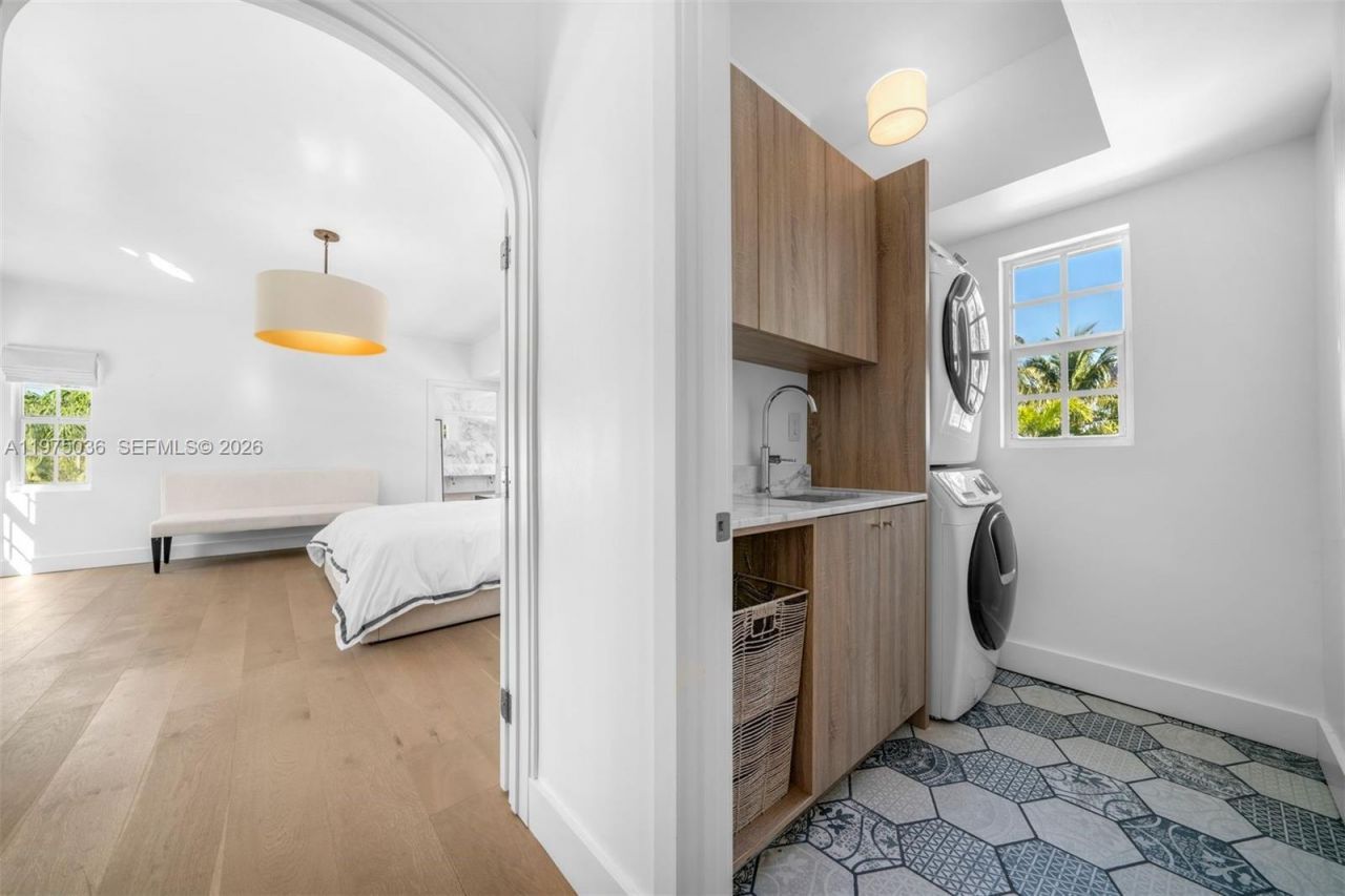 939 W 47th Ct, Miami Beach, FL 33140 Photo