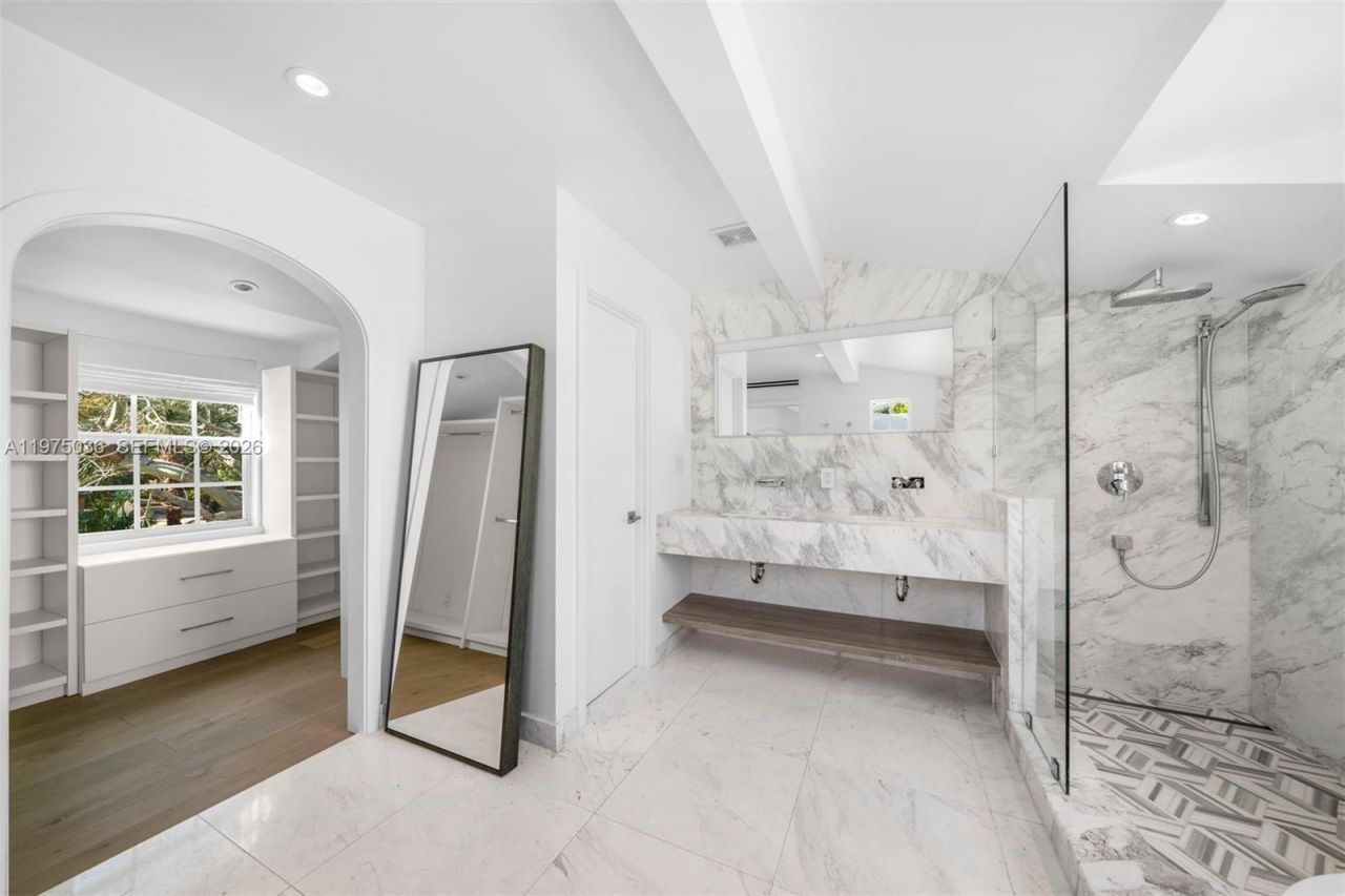 939 W 47th Ct, Miami Beach, FL 33140 Photo