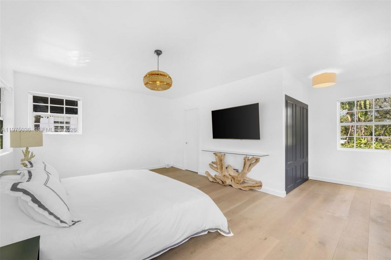 939 W 47th Ct, Miami Beach, FL 33140 Photo