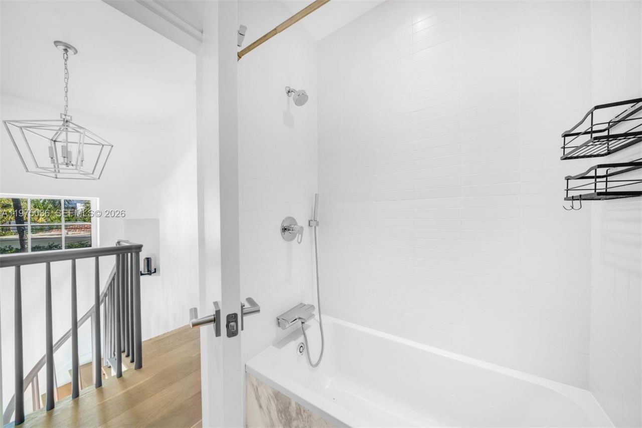 939 W 47th Ct, Miami Beach, FL 33140 Photo