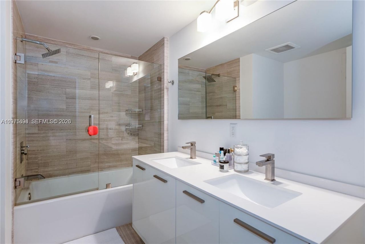 1300 Brickell Bay Dr, Unit 600, Miami, FL 33131 Photo