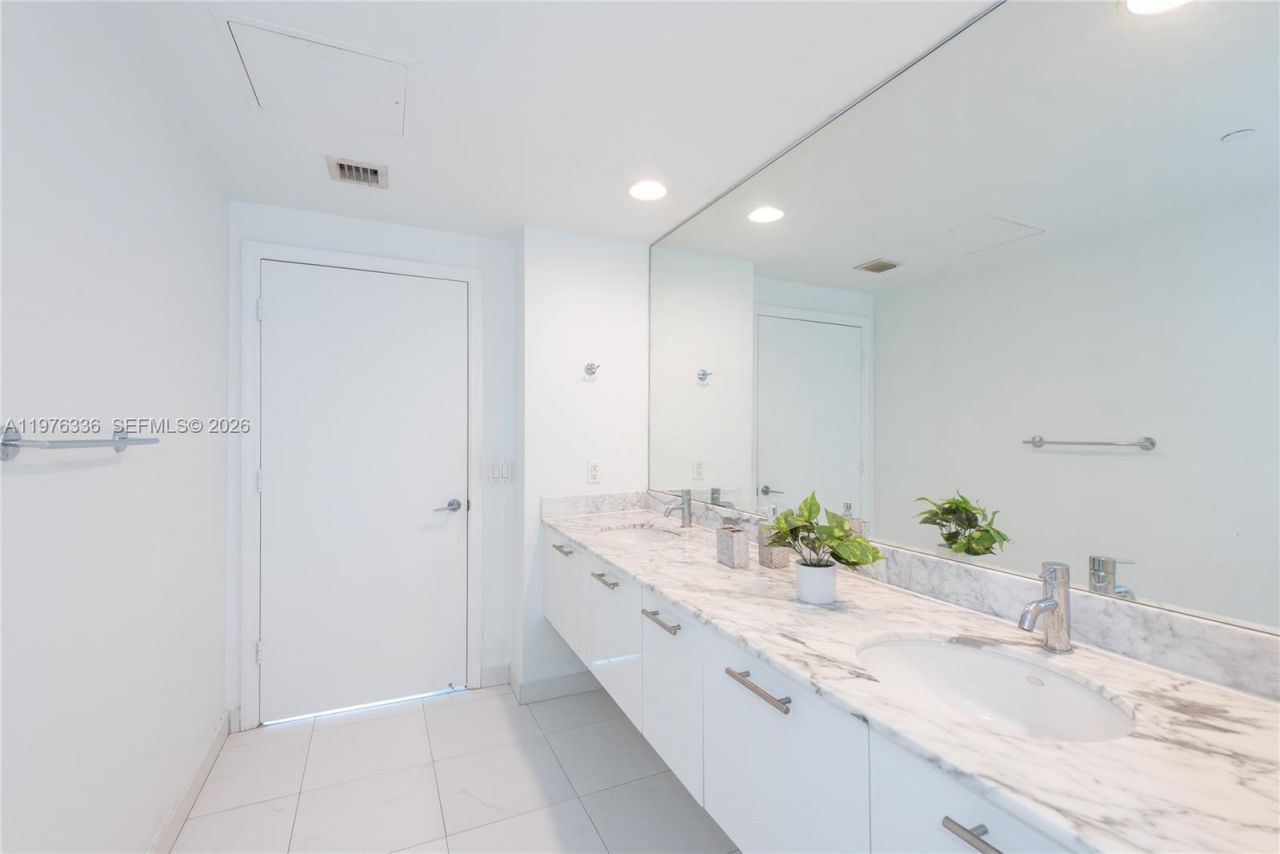 500 Brickell Av, Unit 1505, Miami, FL 33131 Photo