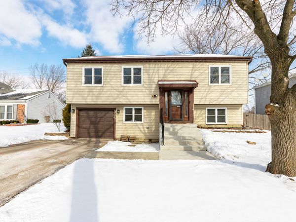 305 E Country Drive , Bartlett, IL 60103