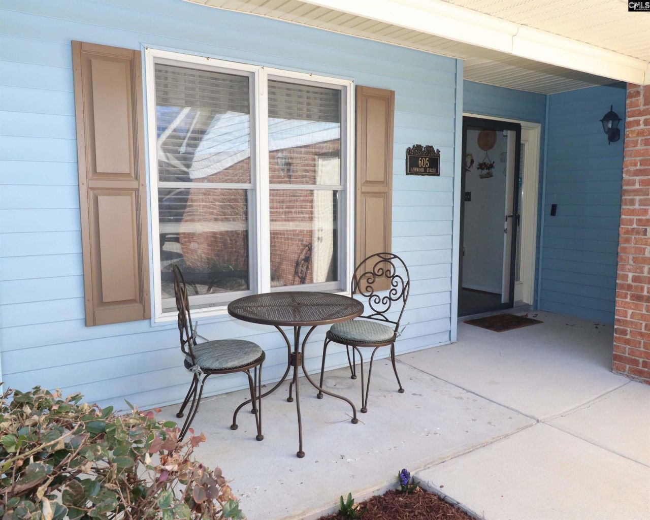 605 Ashwood Circle  Photo 4