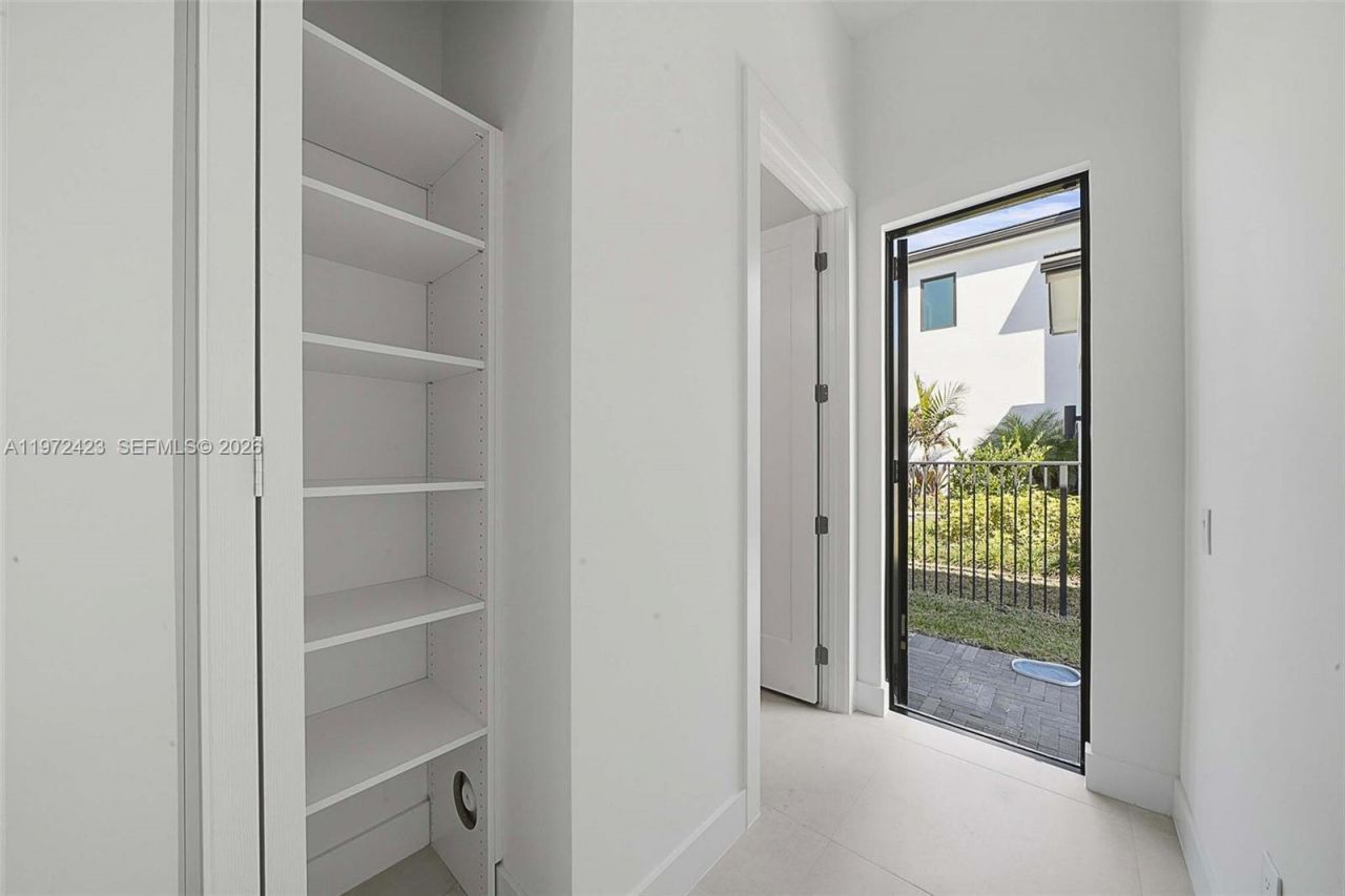 5718 Ashwood Cir W , Unit 5718, Hollywood, FL 33312 Photo