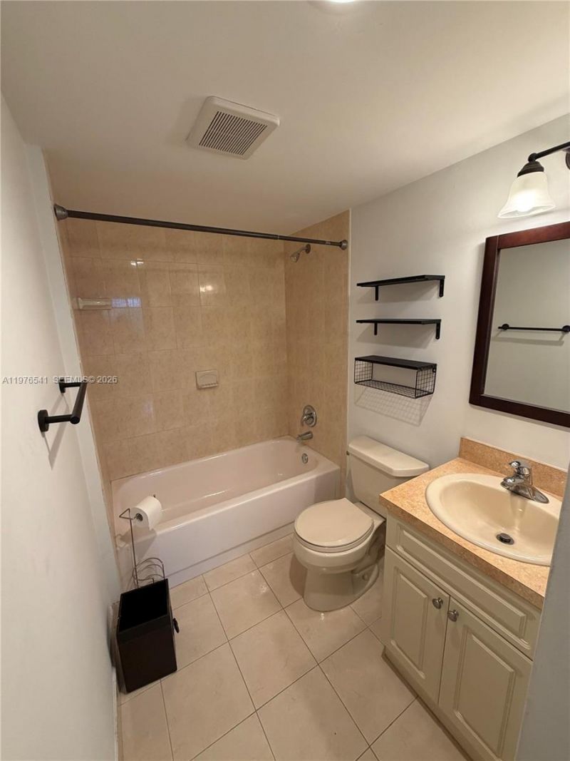 4166 Inverrary Dr, Unit 410, Lauderhill, FL 33319 Photo