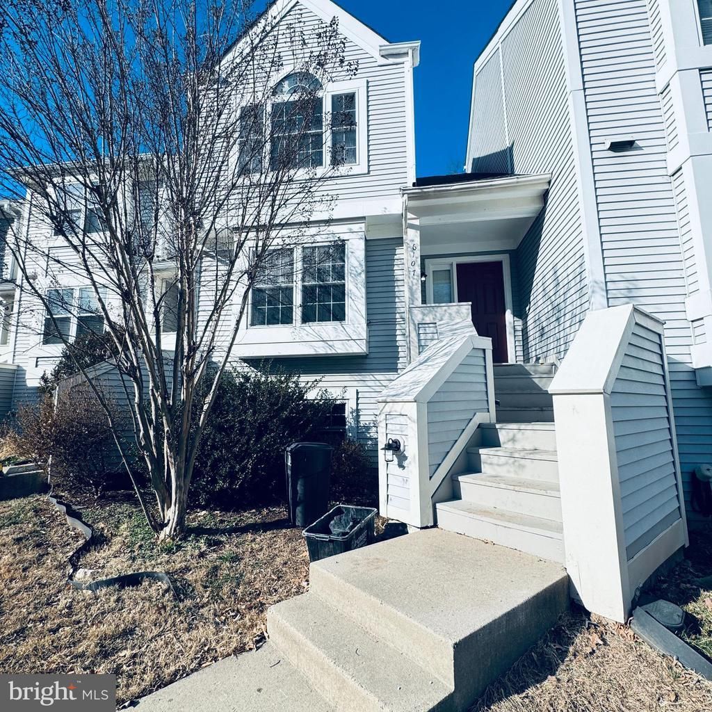 6107 Stonepath Circle, Centreville, VA 20120 Main Photo