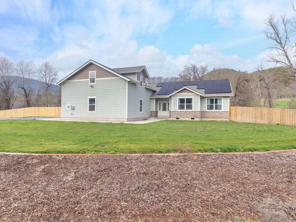 707 Wards Creek Road, Rogue River, OR 97537