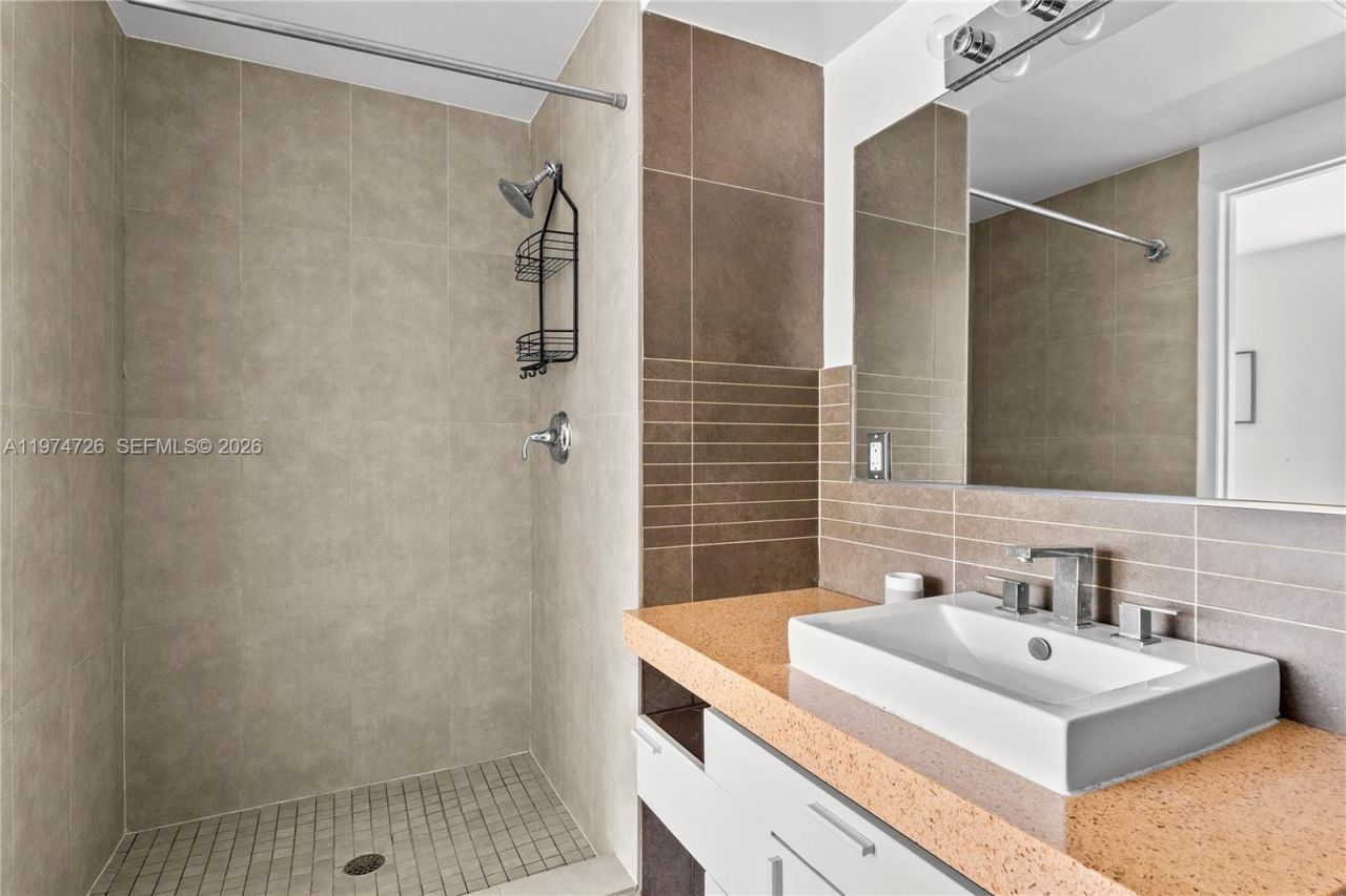 435 21st St, Unit 318, Miami Beach, FL 33139 Photo