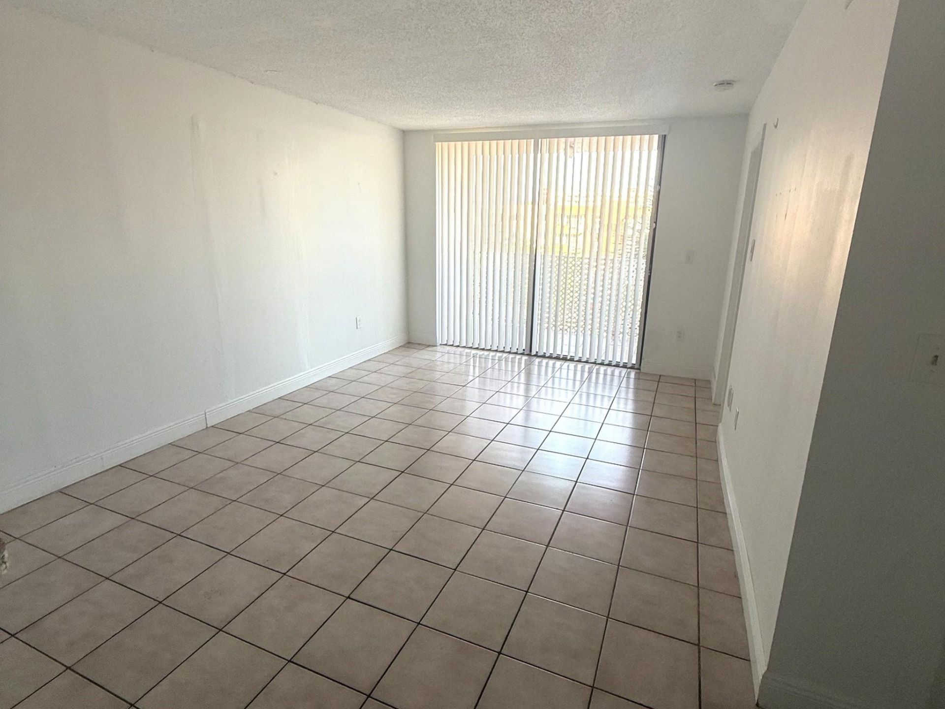 8075 NW 7th Street, Unit 402, Miami, FL 33126 Photo