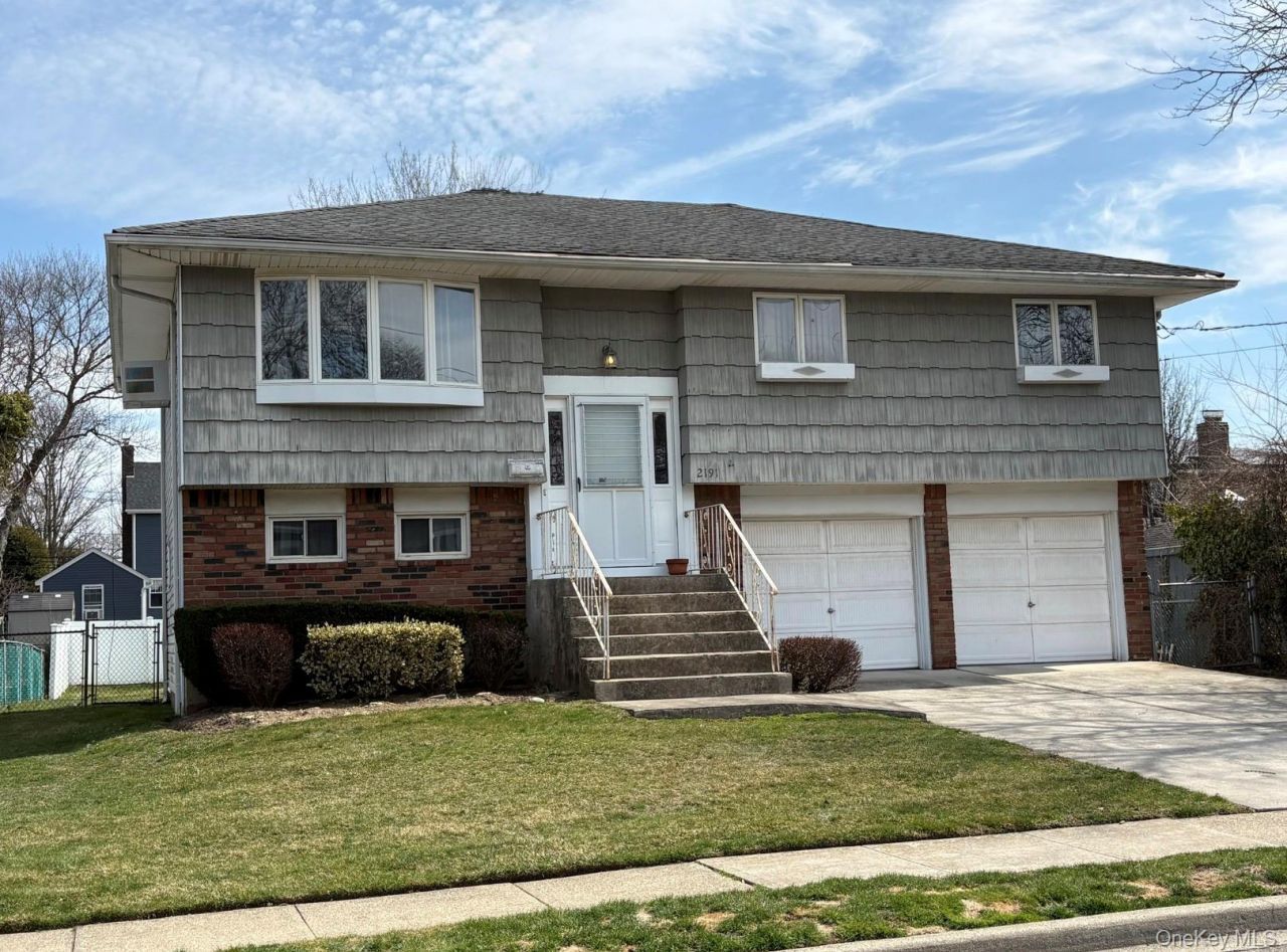 2191 Walsall Street, Seaford, NY 11783 Main Photo