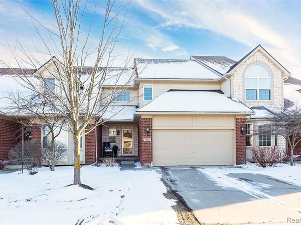 1012 Paddock Lane, South Lyon, MI 48178