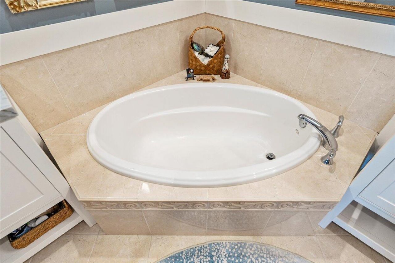 18 Harbour Isle Drive W, Unit 102, Fort Pierce, FL 34949 Photo