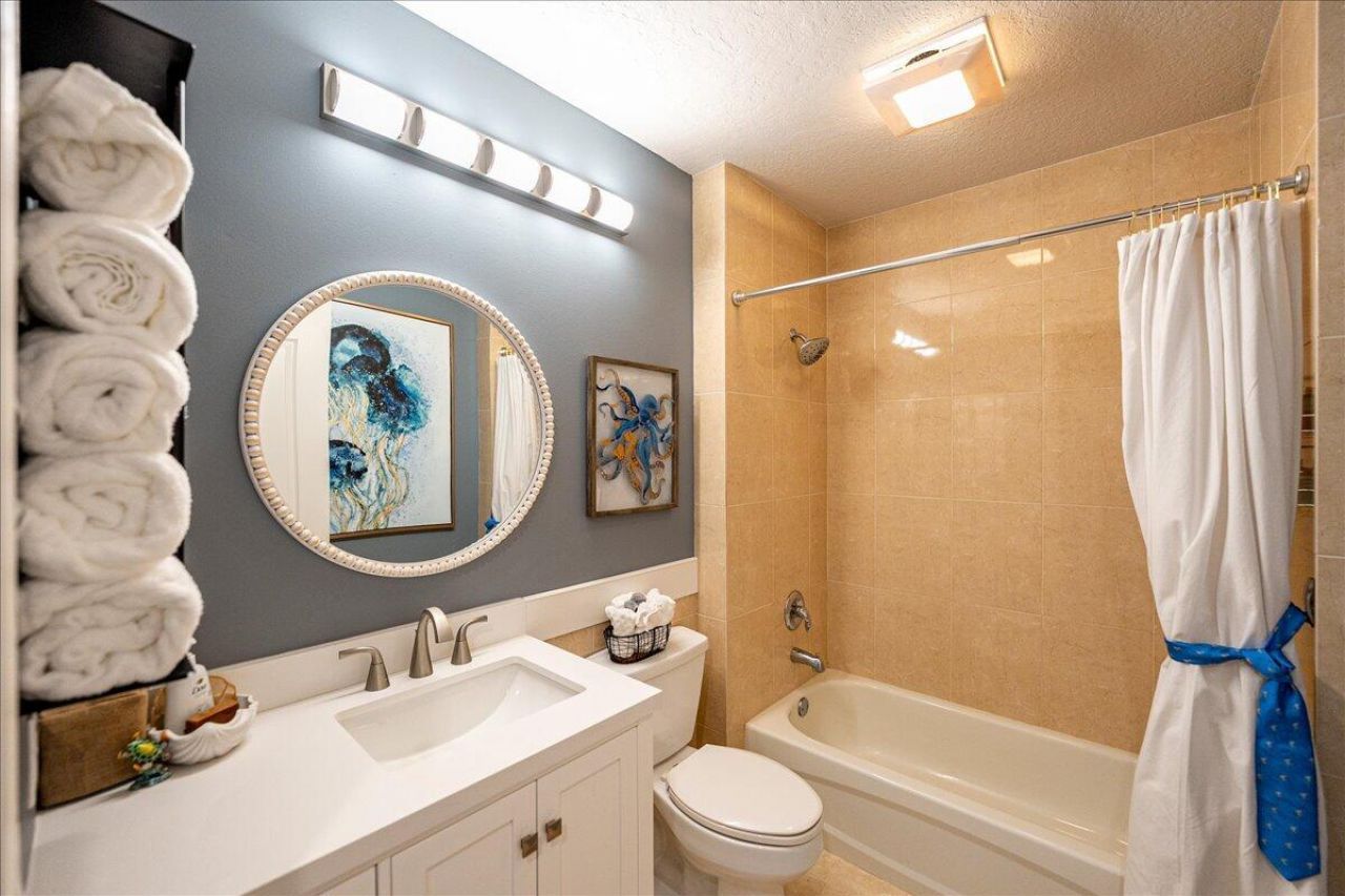 18 Harbour Isle Drive W, Unit 102, Fort Pierce, FL 34949 Photo