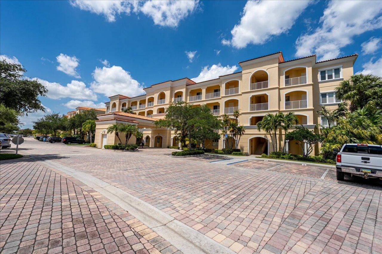 18 Harbour Isle Drive W, Unit 102, Fort Pierce, FL 34949 Photo