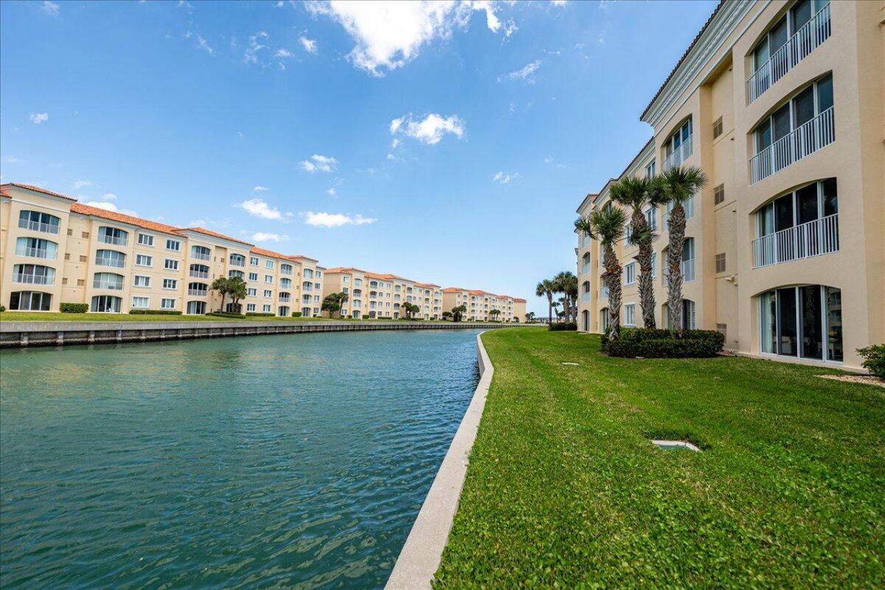 18 Harbour Isle Drive W, Unit 102, Fort Pierce, FL 34949 Photo