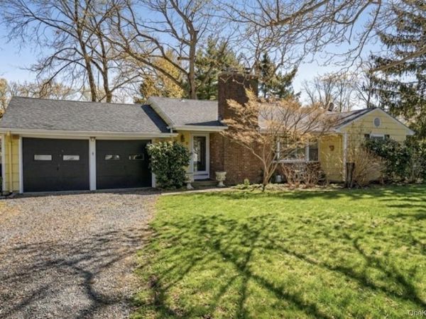 8 Crestwood Drive , Huntington Station, NY 11746