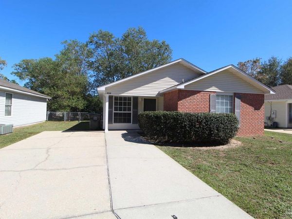 404 Oak Knoll Ln, Pensacola, FL 32506