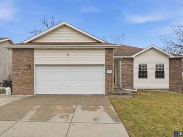 8111 Elizabeth Drive , Lincoln, NE 68505