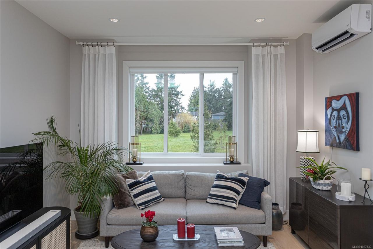 10480 Resthaven Dr Sidney, BC V8L 3H7