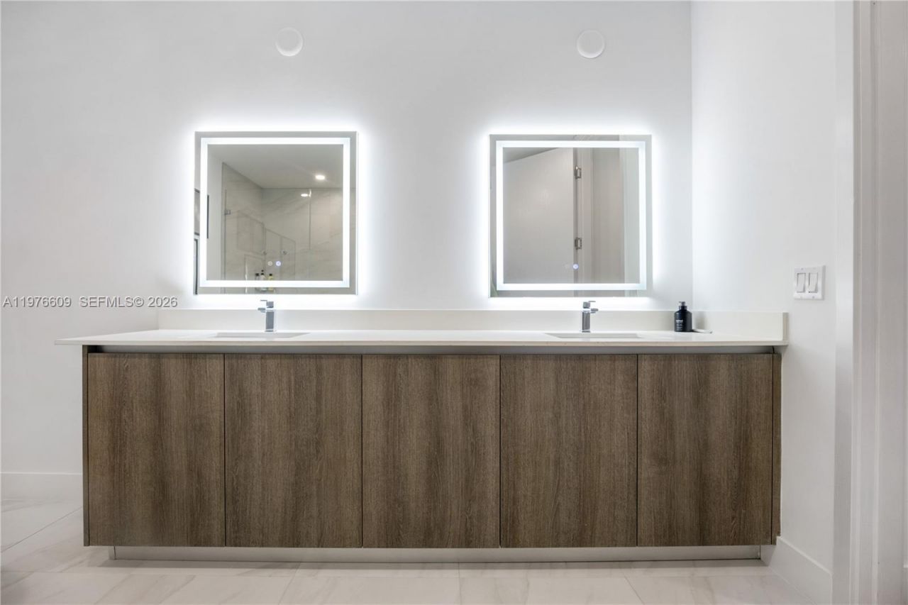 17550 Collins Ave , Unit 502, Sunny Isles Beach, FL 33160 Photo