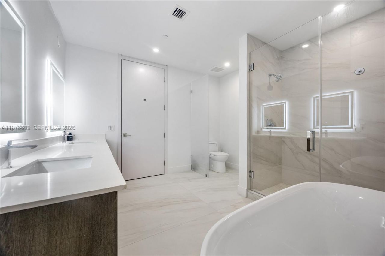 17550 Collins Ave , Unit 502, Sunny Isles Beach, FL 33160 Photo