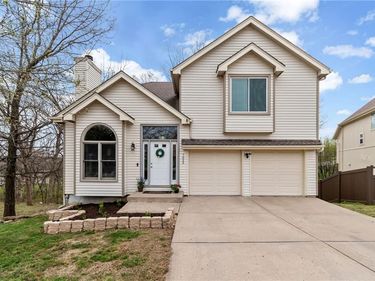 7833 N Strathbury Avenue, Kansas City, MO 64151