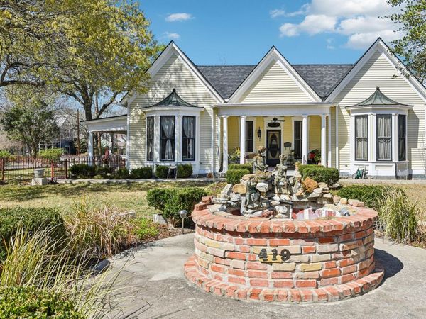 419 W San Antonio ST, Lockhart, TX 78644