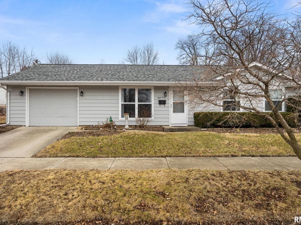 806 S LIVINGSTON Street, Bloomington, IL 61701