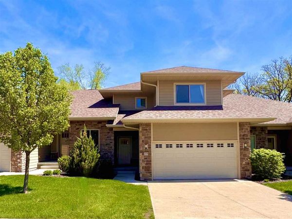 19 Holiday Ridge Ln, Coralville, IA 52241