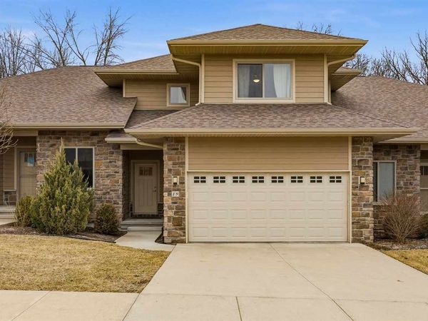 19 Holiday Ridge Ln, Coralville, IA 52241