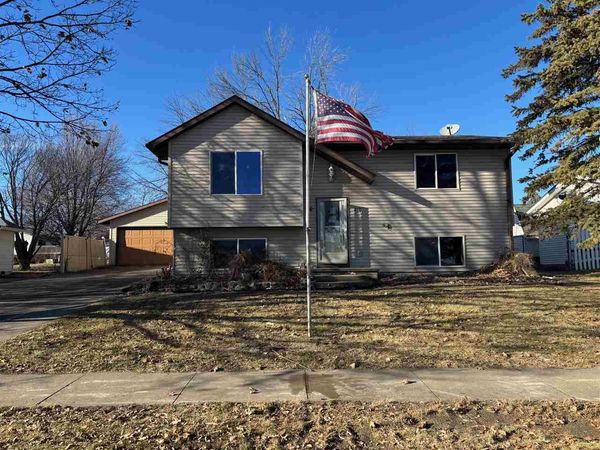 210 W Mapel Dr., Lone Tree, IA 52755