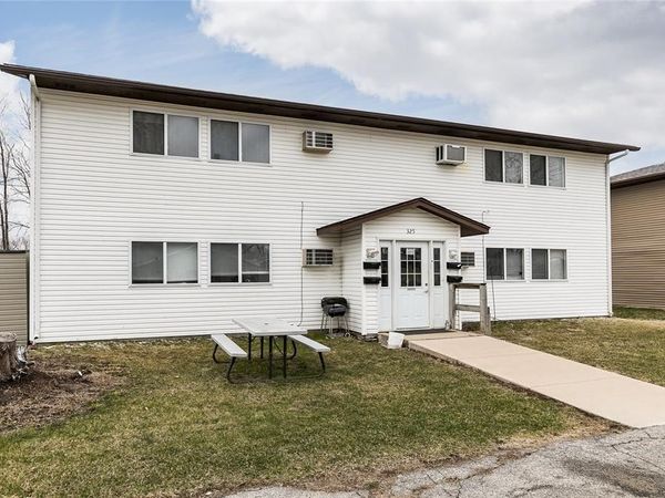 325 Clymer Road , Hiawatha, IA 52233