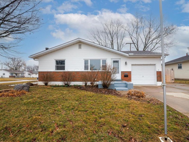 585 Hillsdale Drive, West Jefferson, OH 43162 Photo 2