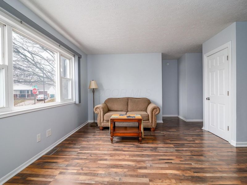 585 Hillsdale Drive, West Jefferson, OH 43162 Photo 4