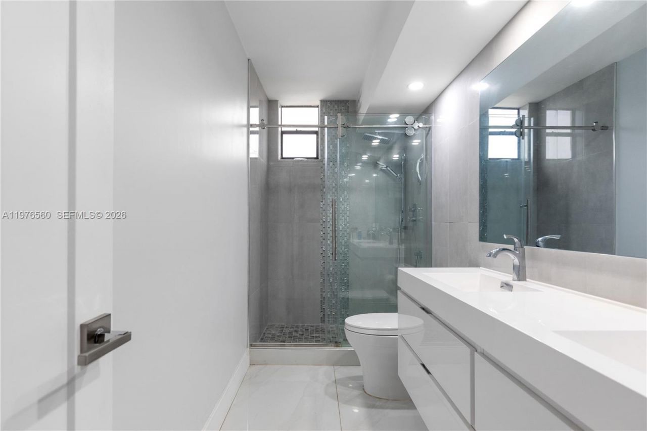 2500 Parkview Dr , Unit 1121, Hallandale Beach, FL 33009 Photo